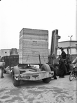 834241 Afbeelding van het lossen van een vrachtauto op het terrein van de Jaarbeurs te Utrecht door een heftruck van ...